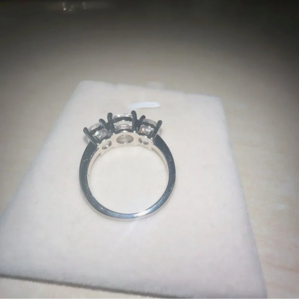 Silver Cubic Zirconia Ring 4 Carats - Picture 4 of 5